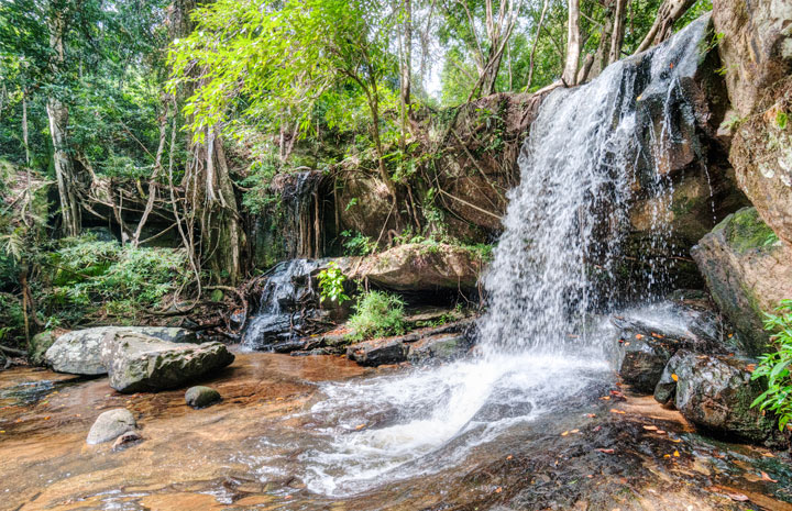 1 Day Banteay Srei Tour + Kbal Spean With Mini Van